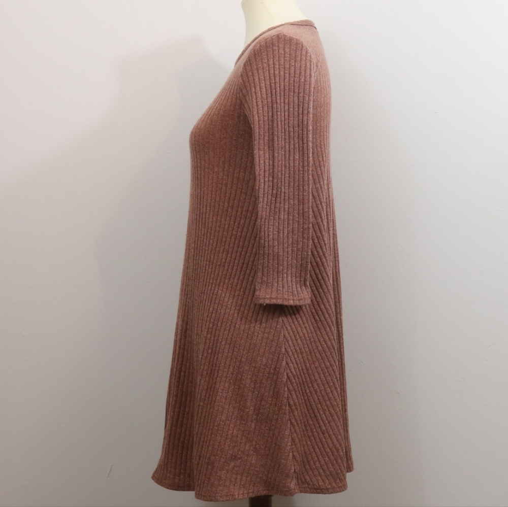 Pinc Ribbed Knit Shift Dress - Picture 4 of 9